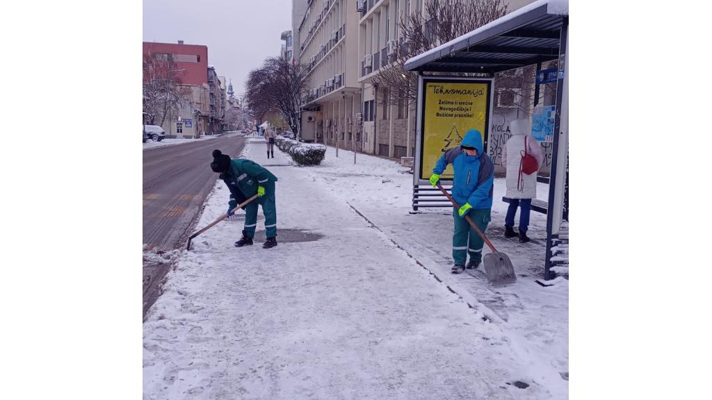Sto radnika „Gradskog zelenila“ čisti autobuska stajališta, pešačke staze i trgove