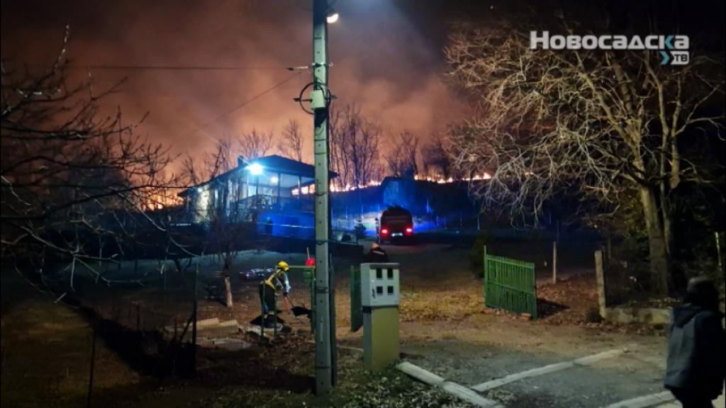 Vatrogasci iz Beočina, Novog Sada i okolnih sela hrabro su se borili protiv sinoćnjeg razornog požara u Rakovcu