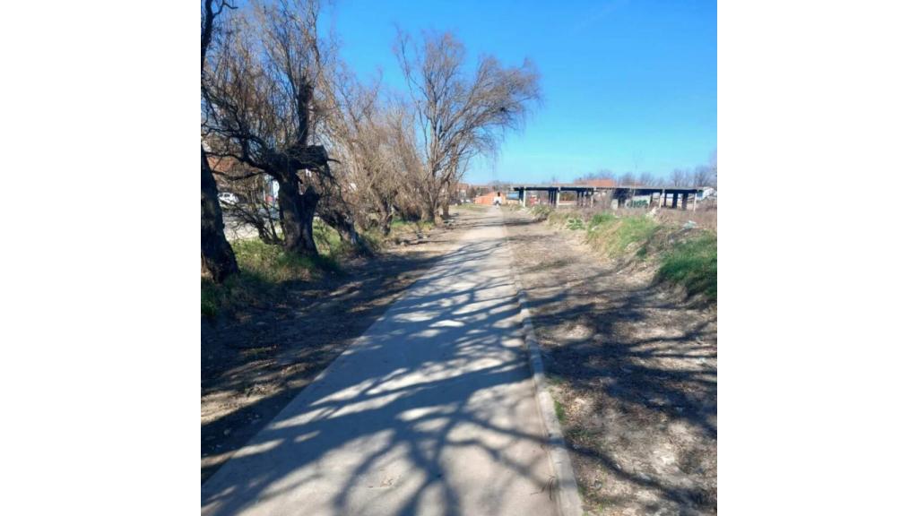 Uklonjena divlja deponija sa pešačke i biciklističke staze na Temerinskom putu