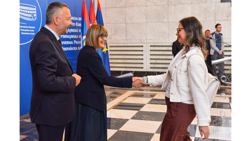 Predsednica Gojković uručila ugovore za bolje uslove stanovanja porodicama sa troje ili četvoro dece u Vojvodini