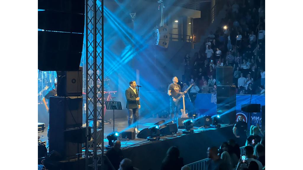 Aco Pejović održao veličanstven koncert u punoj zrenjaninskoj Kristalnoj dvorani