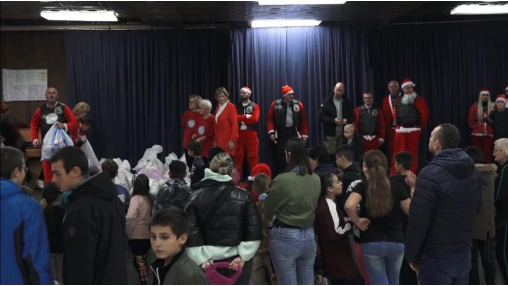 Motomrazevi podelili dečici paketiće u Novoj Pazovi