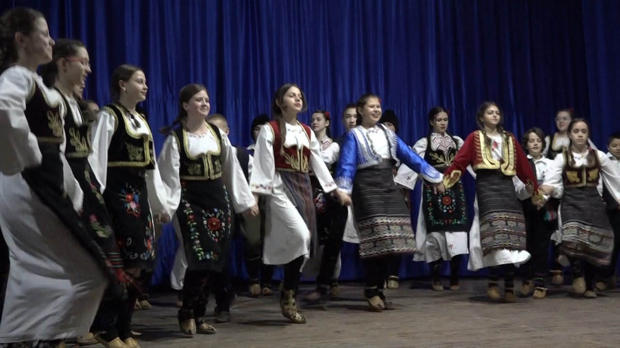 Folklorni ansambl iz Zubinog Potoka nastupio u Kucuri 
