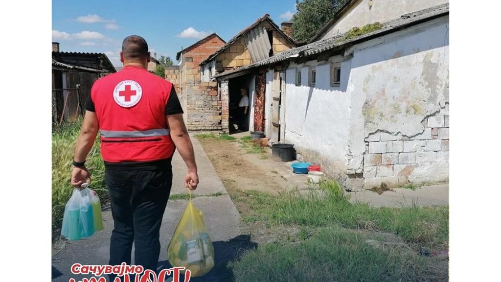 Crveni krst Bačka Palanka podelio pakete hrane i hemije socijalno ugroženim porodicama
