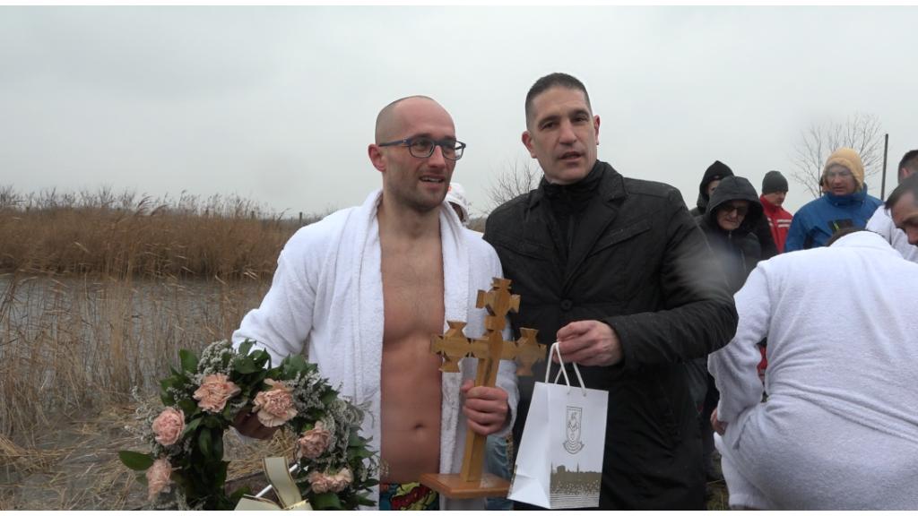 Doktor Srđan Ninčić najbrže je doplivao do Časnog krsta na ,,Strelištu” u Novim Kozarcima