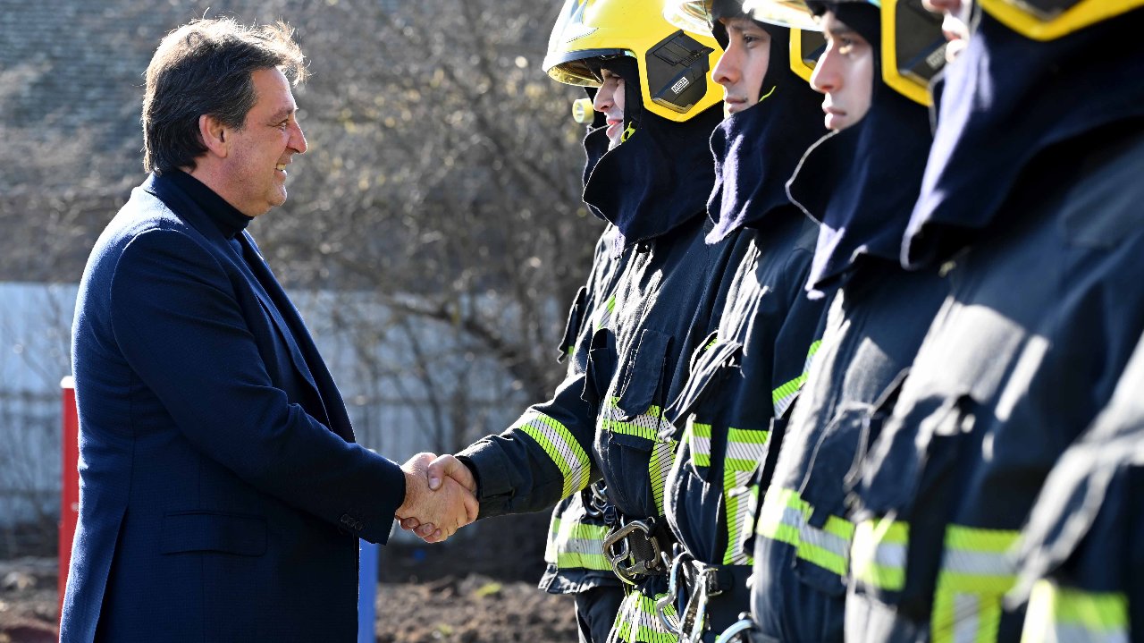 Ministar Gašić otvorio novi objekat Vatrogasno-spasilačkog odeljenja u Kuli