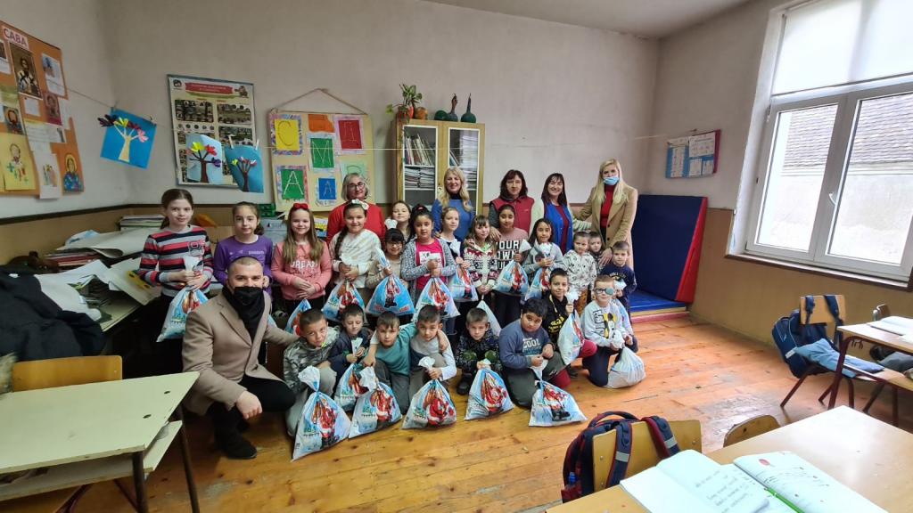 Novogodišnji paketići za decu u Radenkoviću