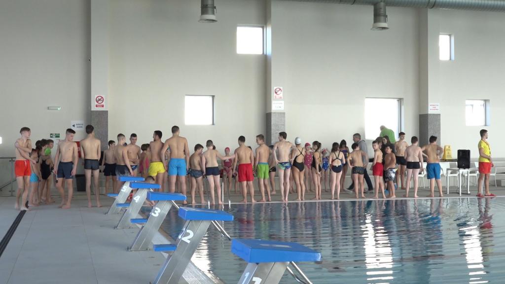 Mitrovački đaci po prvi put plivali za Časni krst