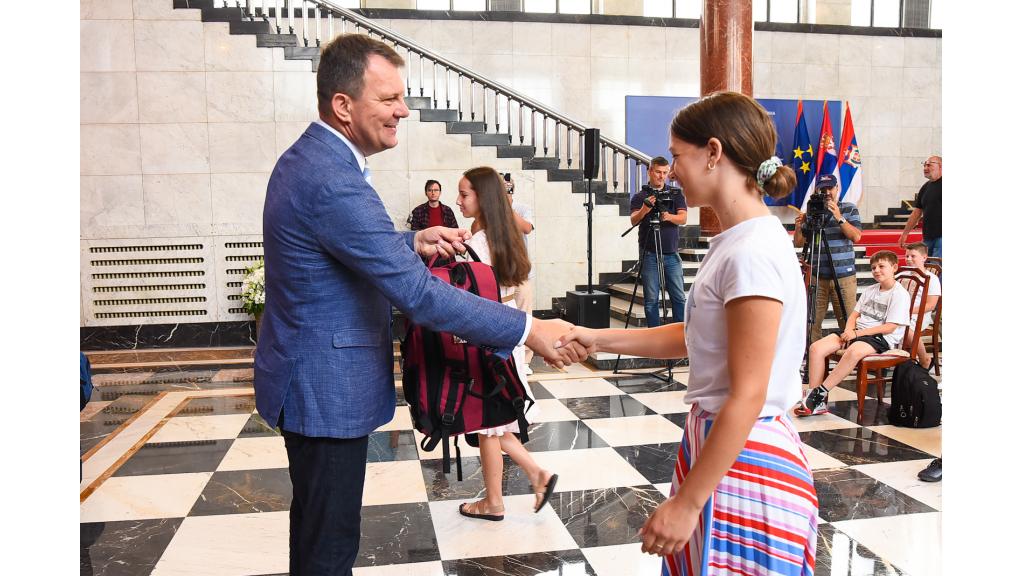 Srpska deca iz regiona posetila Pokrajinsku vladu