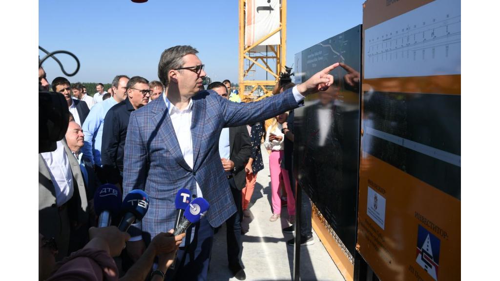 Predsednik Vučić prisusustvovao spajanju mosta na Savi