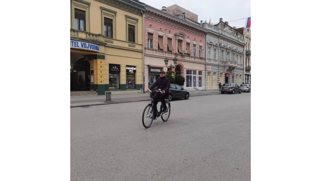 Gradonačelnik na Svetski dan bez automobila na posao došao biciklom