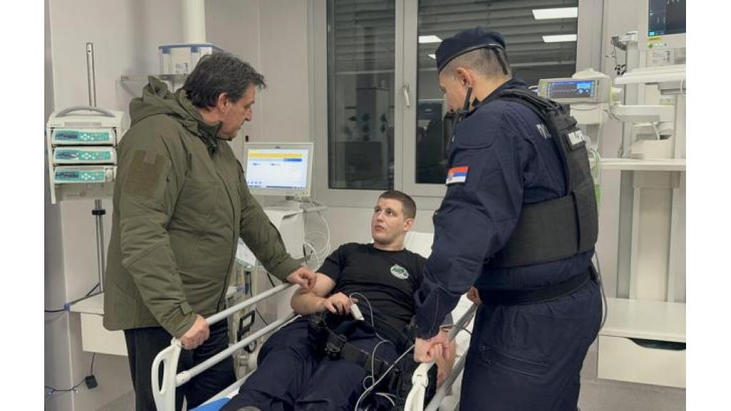 Bratislav Gašić u poseti povređenim policajcima – napadi na vas su nedopustivi