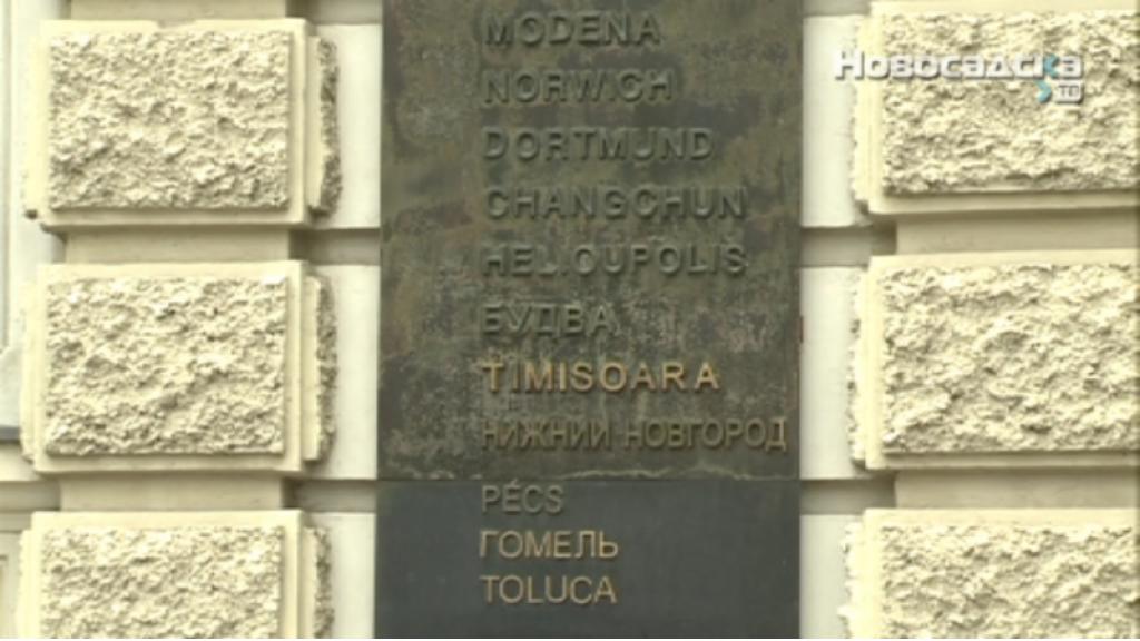 Zamena table na Gradskoj kući sa imenima gradova-pobratima Novog Sada