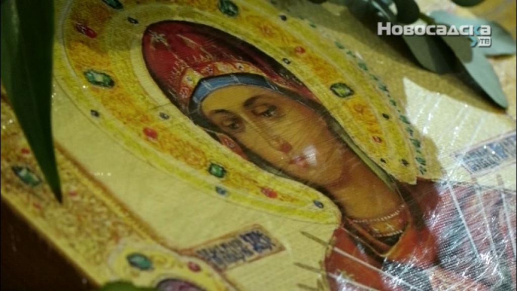 Vernici se poklanjaju čudotvornoj ikoni Majke Božije u Petrovaradinu