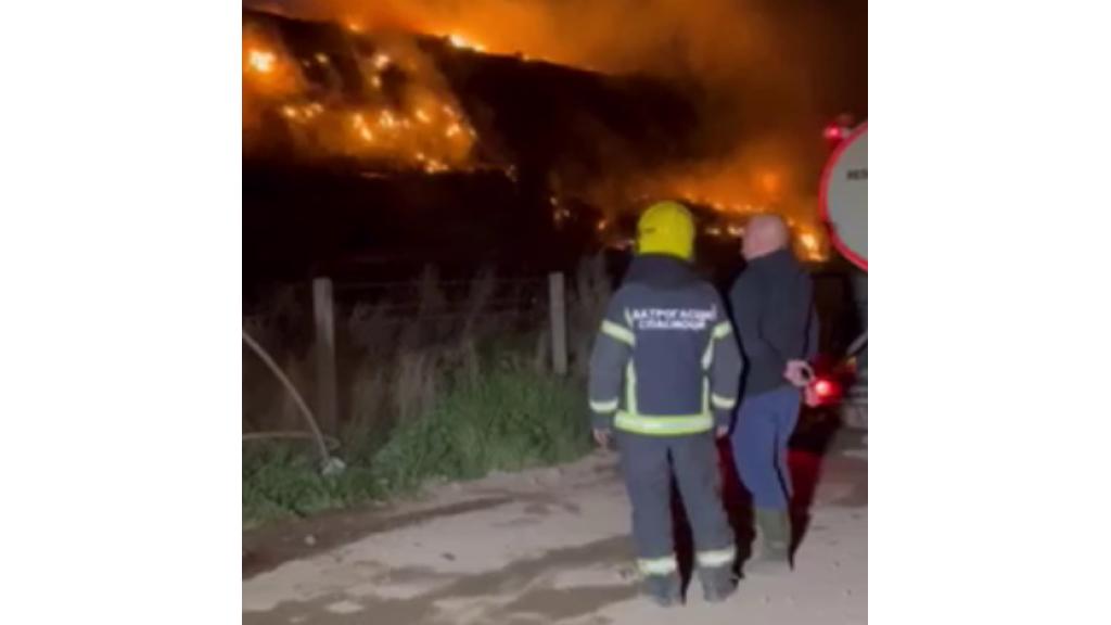 Vetar otežava gašenje požara na Gradskoj deponiji, vatrogasci se bore sa vatrenom stihijom