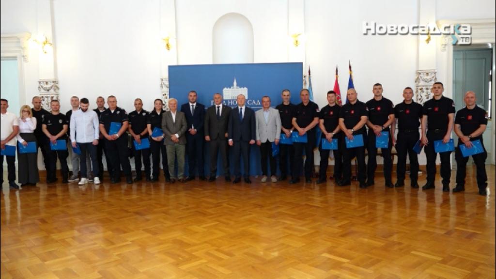 Gradonačelnik Đurić uručio novčane nagrade policajcima i vatrogascima