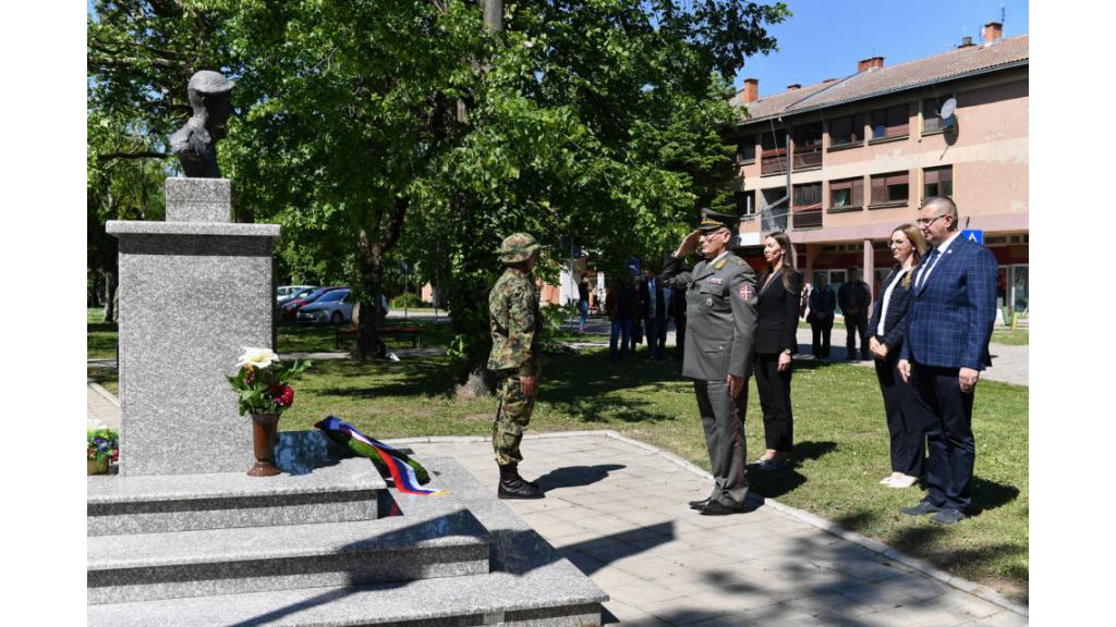 Delegacije Ministarstva odbrane i Vojske Srbije položile venac na spomenik Tiboru Cerni