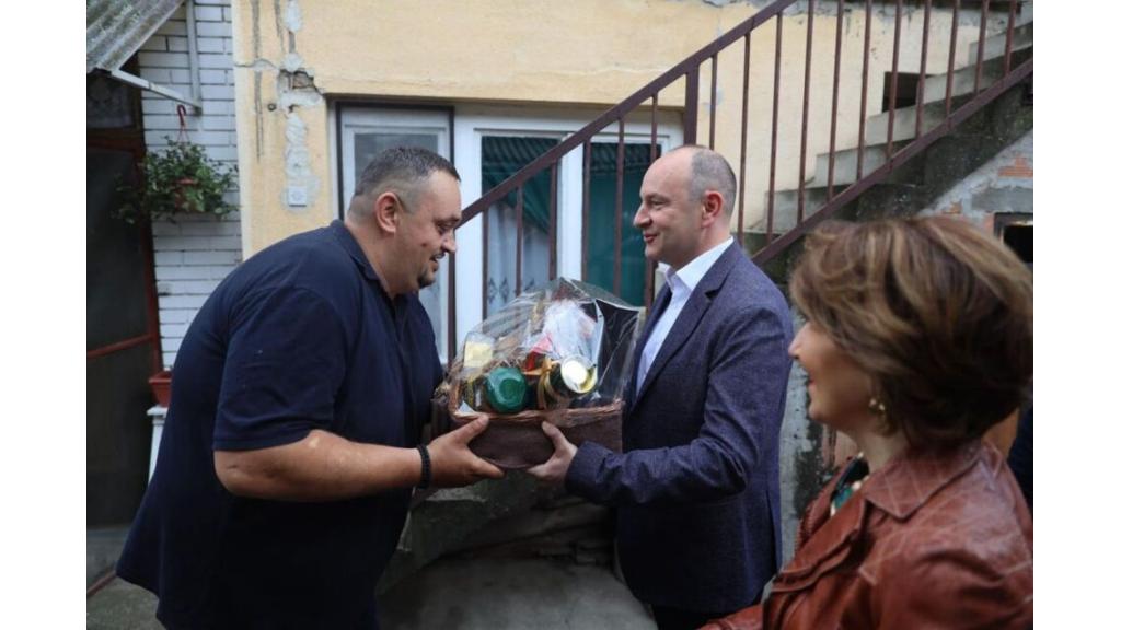 Gradonačelnik Milan Đurić i prof. dr Vesna Turkulov posetili porodicu Petrović