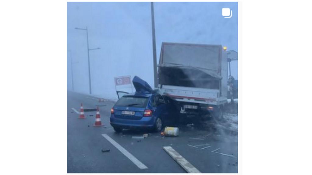 Teška nesreća u Novom Sadu: Automobil podleteo pod kamion