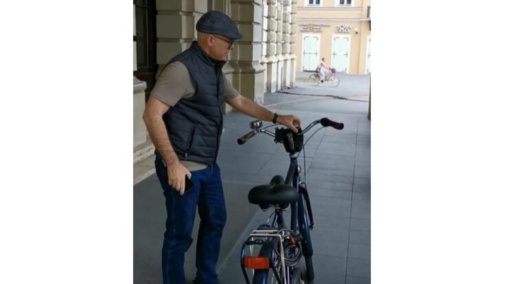 Gradonačelnik Vučević došao na posao biciklom