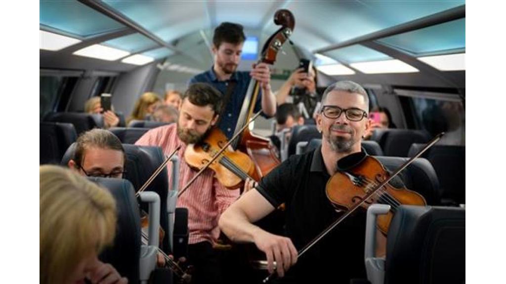 Vojvođanski simfonijski orkestar održao mini koncert u vozu 