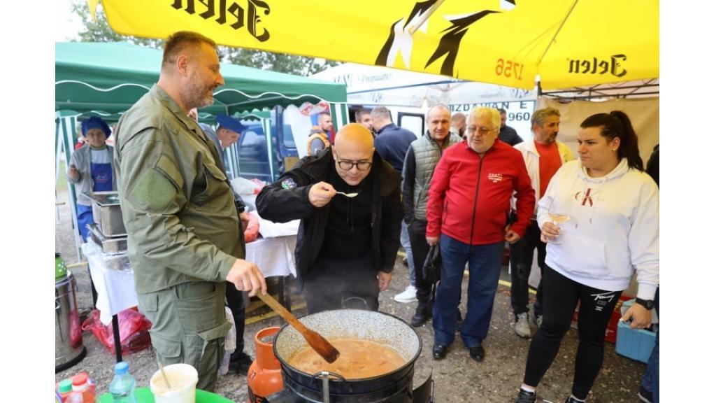 Vučević na takmičenju u kuvanju vojničkog pasulja