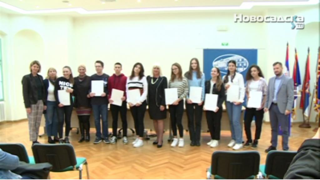 Uručeni ugovori o dodeli stipendija najboljim učenicima srednjih škola u Sremskim Karlovcima