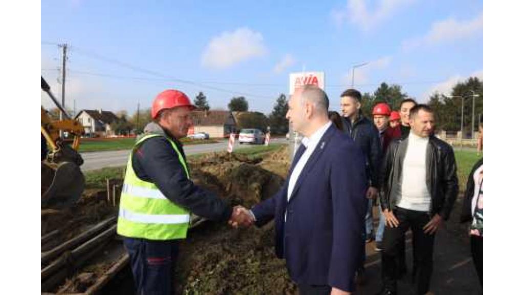 Gradonačelnik Đurić obišao radove na izgradnji kanalizacione mreže u Rumenci