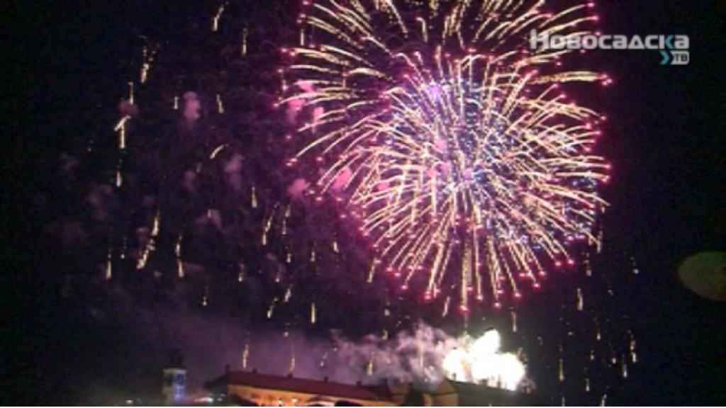 Više od 20.000 Novosađana i gostiju dočekalo je Novu godinu uz vatromet kod Beogradske kapije