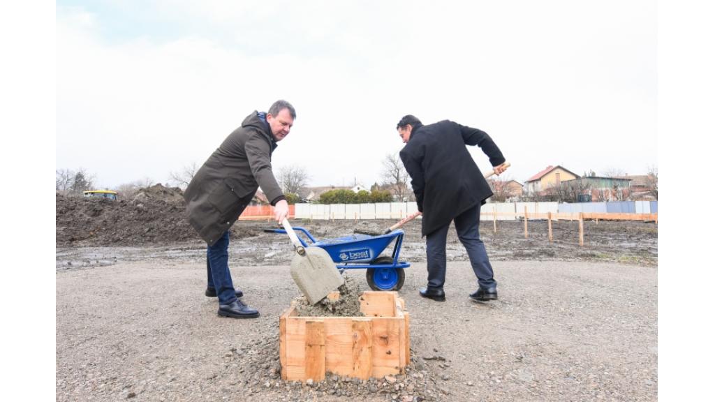 Mirović položio kamen temeljac za izgradnju zatvorenog bazena u Novom Bečeju