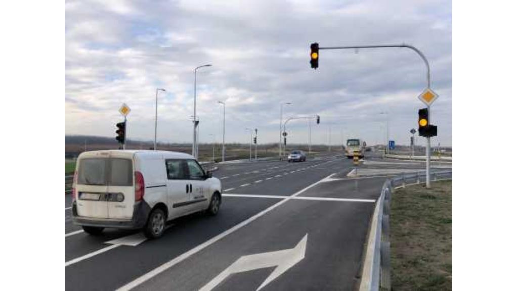 Semafor na državnom putu Novi Sad-Zrenjanin u redovnom radu