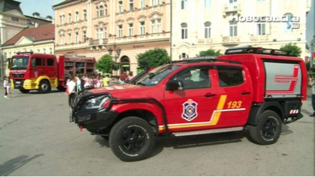 Pokaznom vežbom vatrogasaca na Trgu obeležen  Dan Sektora za vanredne situacije