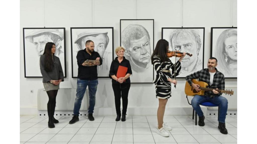 Dina Živojinović uveličala otvaranje sedme samostalne izložbe crteža Lazara Đembera u Kuli