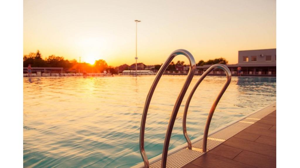 Plivačkom  klubu  ''Hajduk'' termin na bazenu u Kuli svakog dana 19 do 20 časova