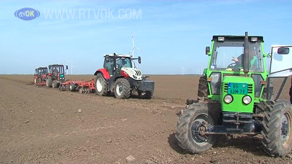 Poljoprivrednici iz Crepaje sproveli akciju ravnanja atarskih puteva