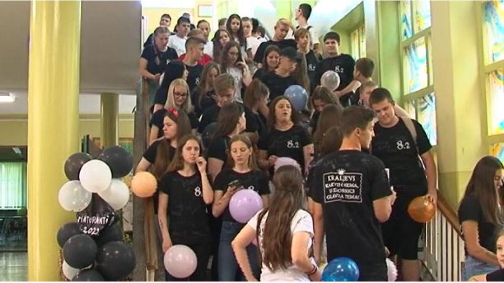 Zvonilo poslednje školsko zvono za male maturante u Kovačici
