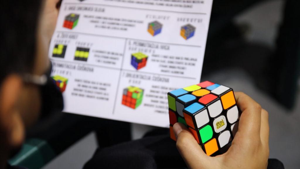 U Vršcu organizovano takmičenje u brzom sklapanju Rubikove kocke