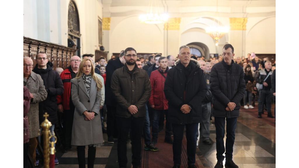 Gradonačelnica i Vladika Nikanor sa stotinama Vrščana prisustvovali paljenju badnjaka ￼
