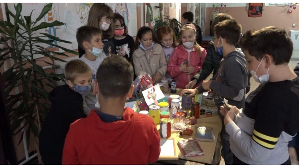 Učenici Brankove škole organizovali prodajni bazar, prikupljen novac namenjen NURDOR-u
