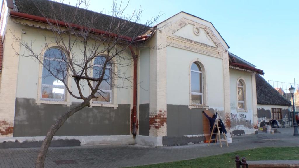 Udruženje mladih iz Vršca renoviralo deo fasade OŠ “Vuk Karadžić”