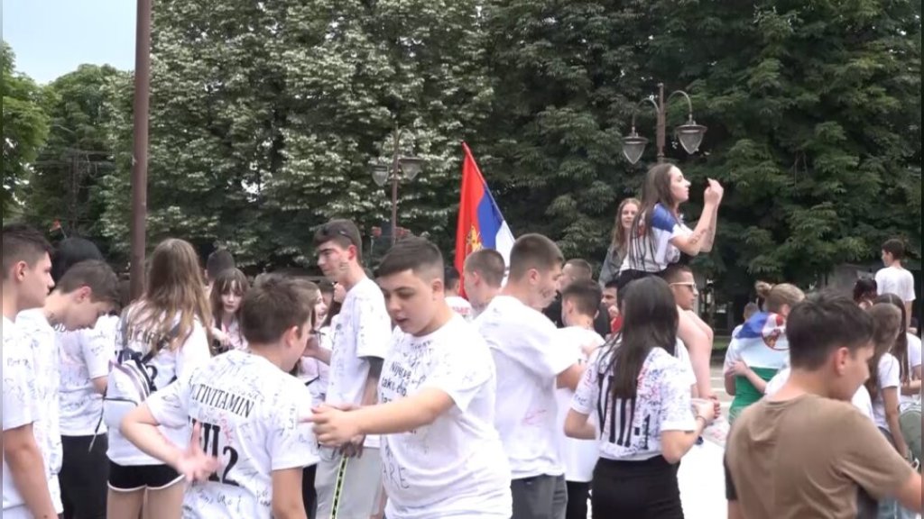 300 maturanata u Kovinu zajedno proslavilo završetak školovanja