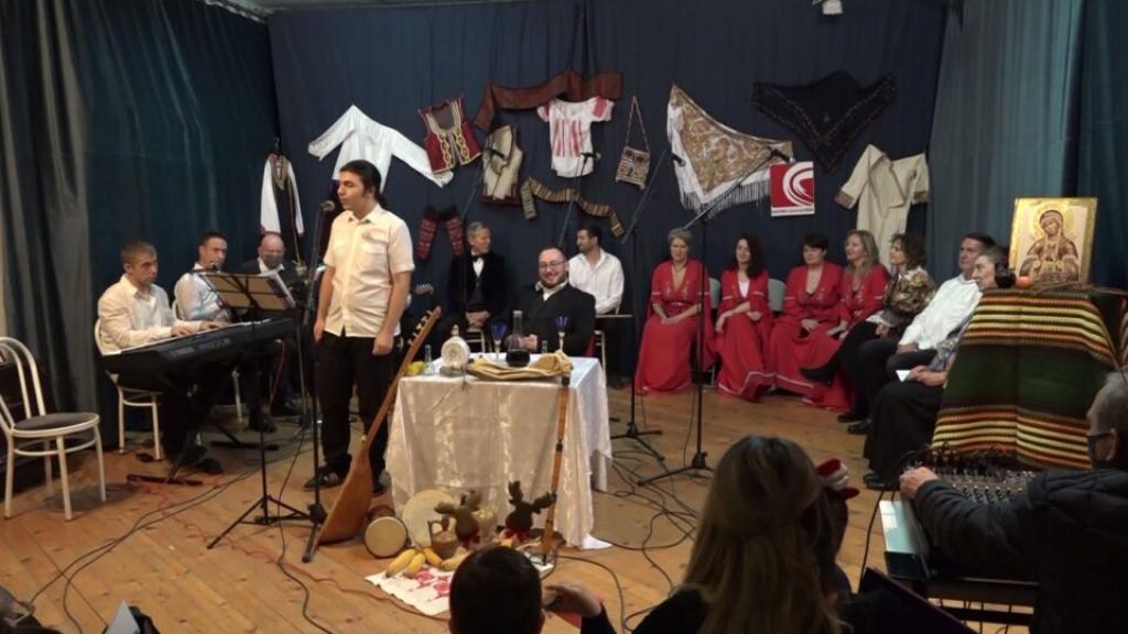 U Kulturnom centru Vršac pevačka grupa “Istok 10” obradovala je ljubitelje narodnih pesama novogodišnjim koncertom