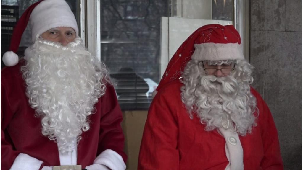 Deda Mraz i danas dežuran u Pančevu: Paketići deci uručeni na kućnu adresu
