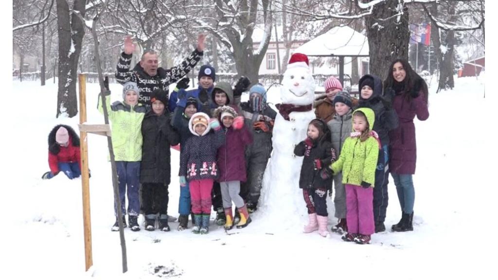Mališani iz Vojlovice su se potrudili da naprave najlepšeg Sneška Belića