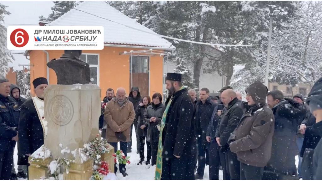 Srpska koalicije NADA položila vence na spomenik junaku sa Košara