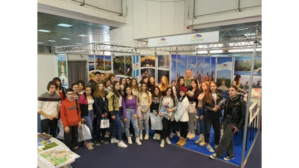 Pančevački srednjoškolci obišli štand Turističke organizacije Pančeva