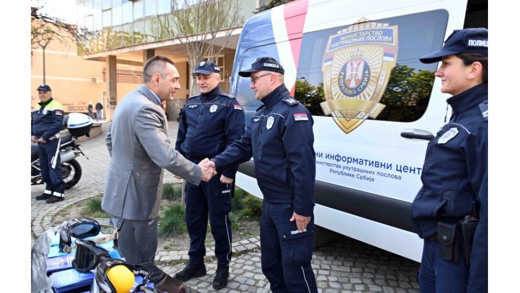 Ministar Vulin obišao je informativni centar MUP-a u Pančevu