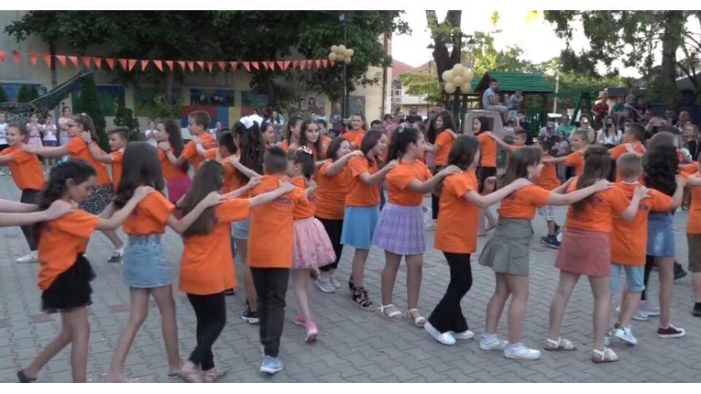 Manifestacija  ‚‚Mali maturanti“ održana  u Dolovu