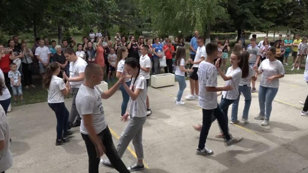 Maturski ples osmaka održan u Banatskom Brestovcu