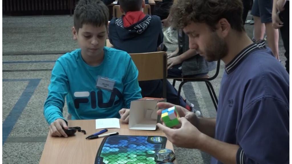 Takmičenje u slaganju Rubikove kocke u Mašinskoj školi